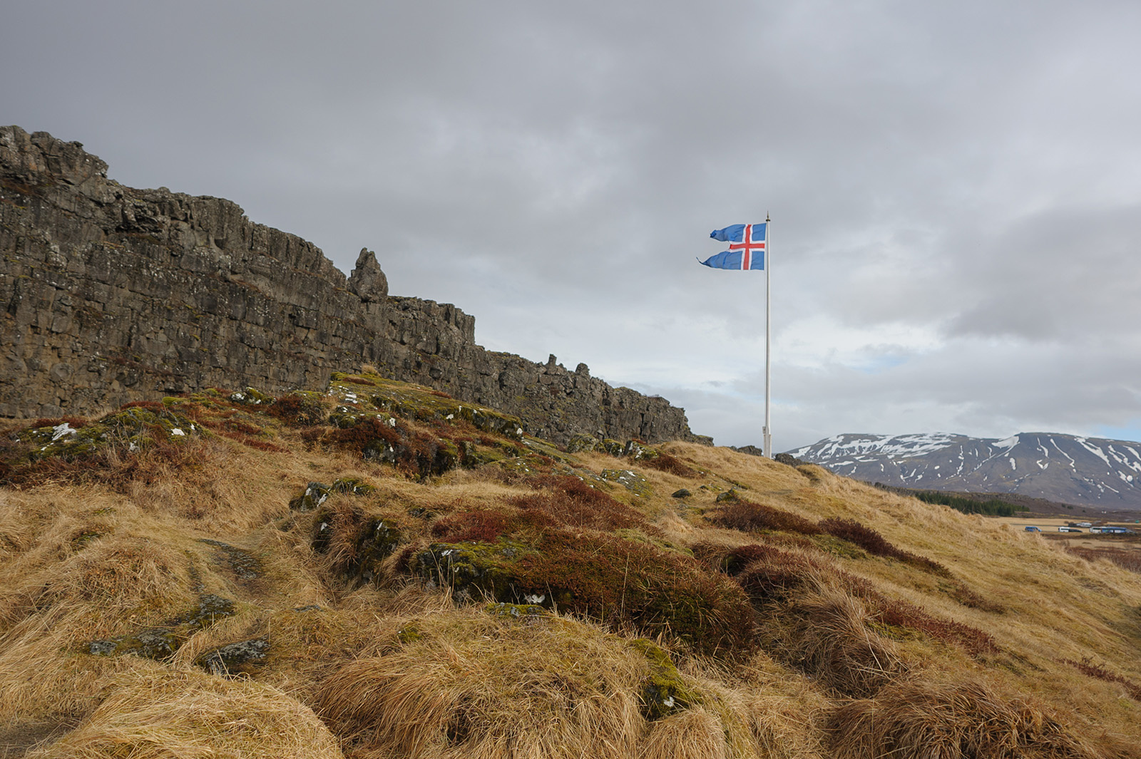 Þingvellir. Цвета флага связывают с исландским пейзажем: красный цвет — цвет огня исландских вулканов, белый — цвет льдов и снегов, а синий — цвет вод Атлантического океана, окружающего остров.