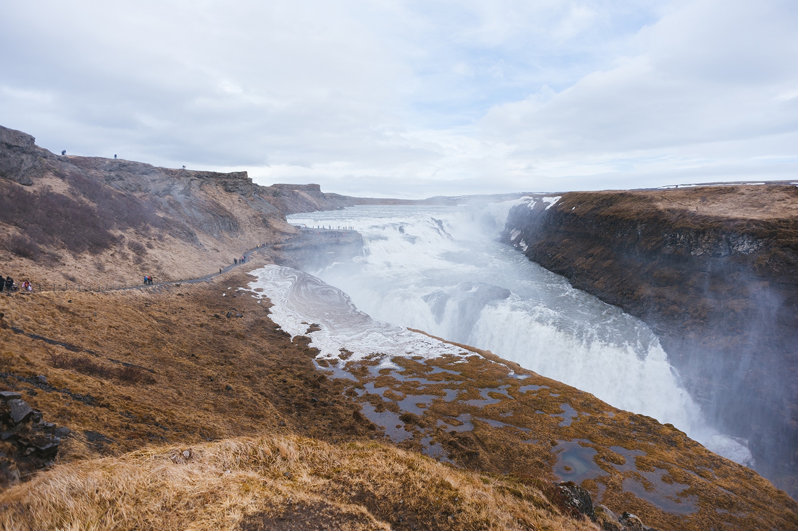 Gullfoss - золотой водопад, один из самых красивых в Исландии. Находится на севере долины Haukadalur.