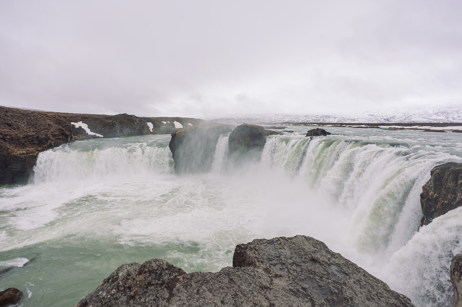 Goðafoss - водопад Бога. Назван так еще в незапамятные времена, после того, как в 1000 году н.э. Исландия приняла христианства и туда посбрасывали языческих идолов.
