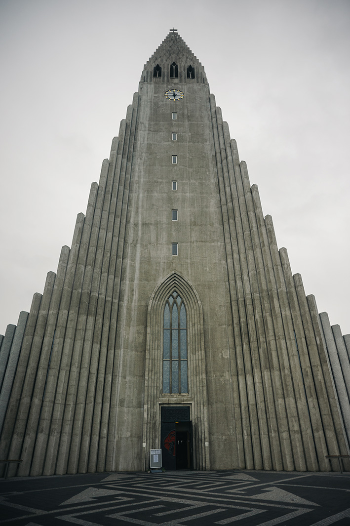 Hallgrimskirkja, Reykjavik. Лютеранская церковь. Высота 74,5м. Дизайн здания очень напоминает исландские базальтовые столбы.