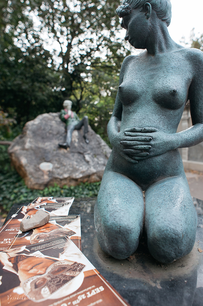 Oscar Wilde in Marrion square - часть композиции мемориальной скульптуры