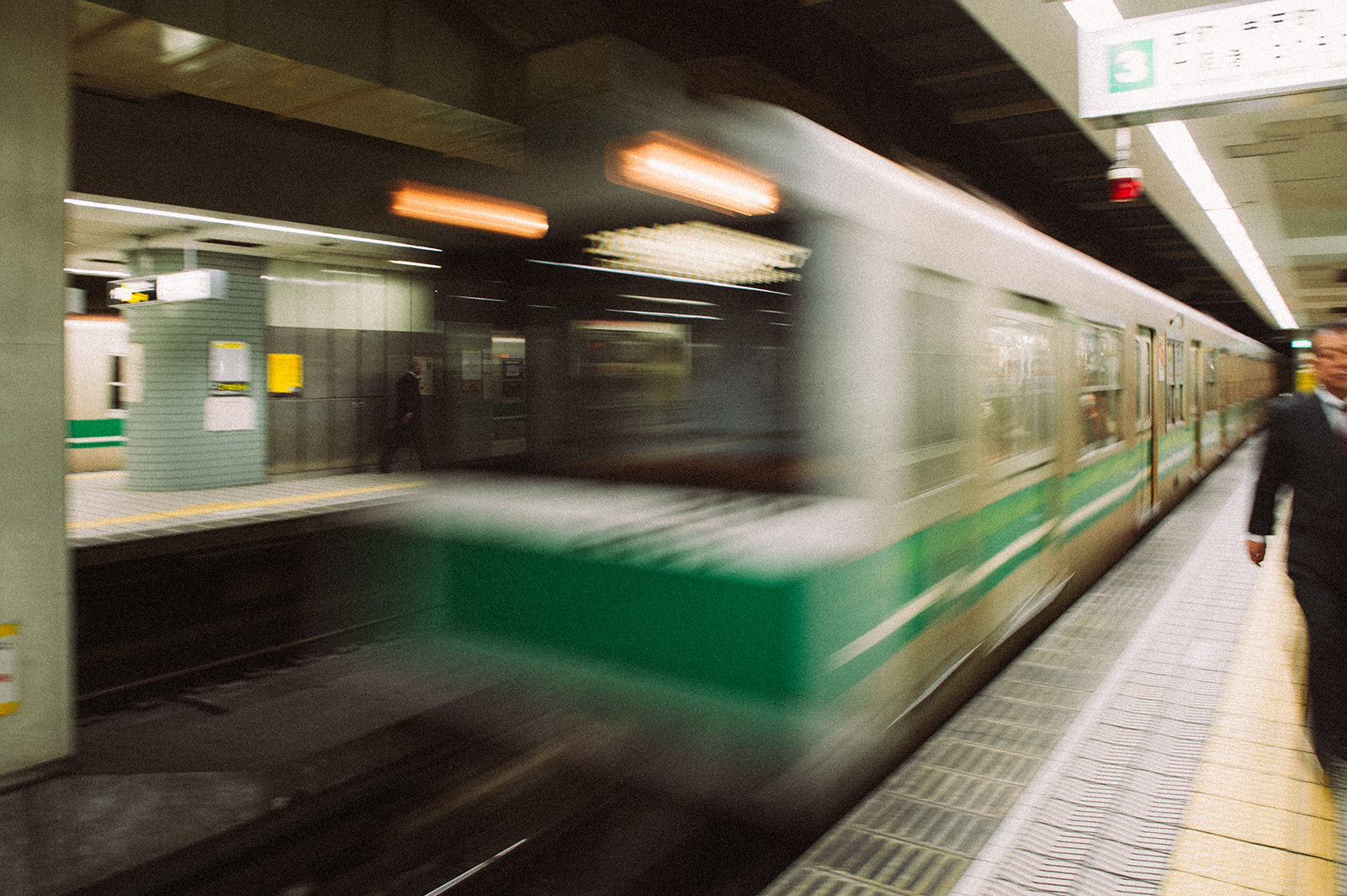 Поезд метро в Осаке