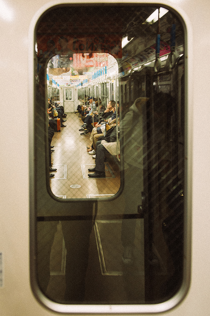 В поезде метро в Осаке