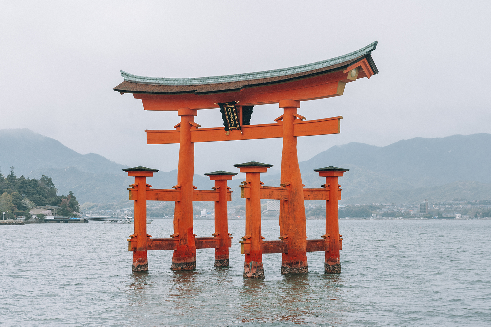 Священные ритуальные ворота Тории на острове Ицукусима.